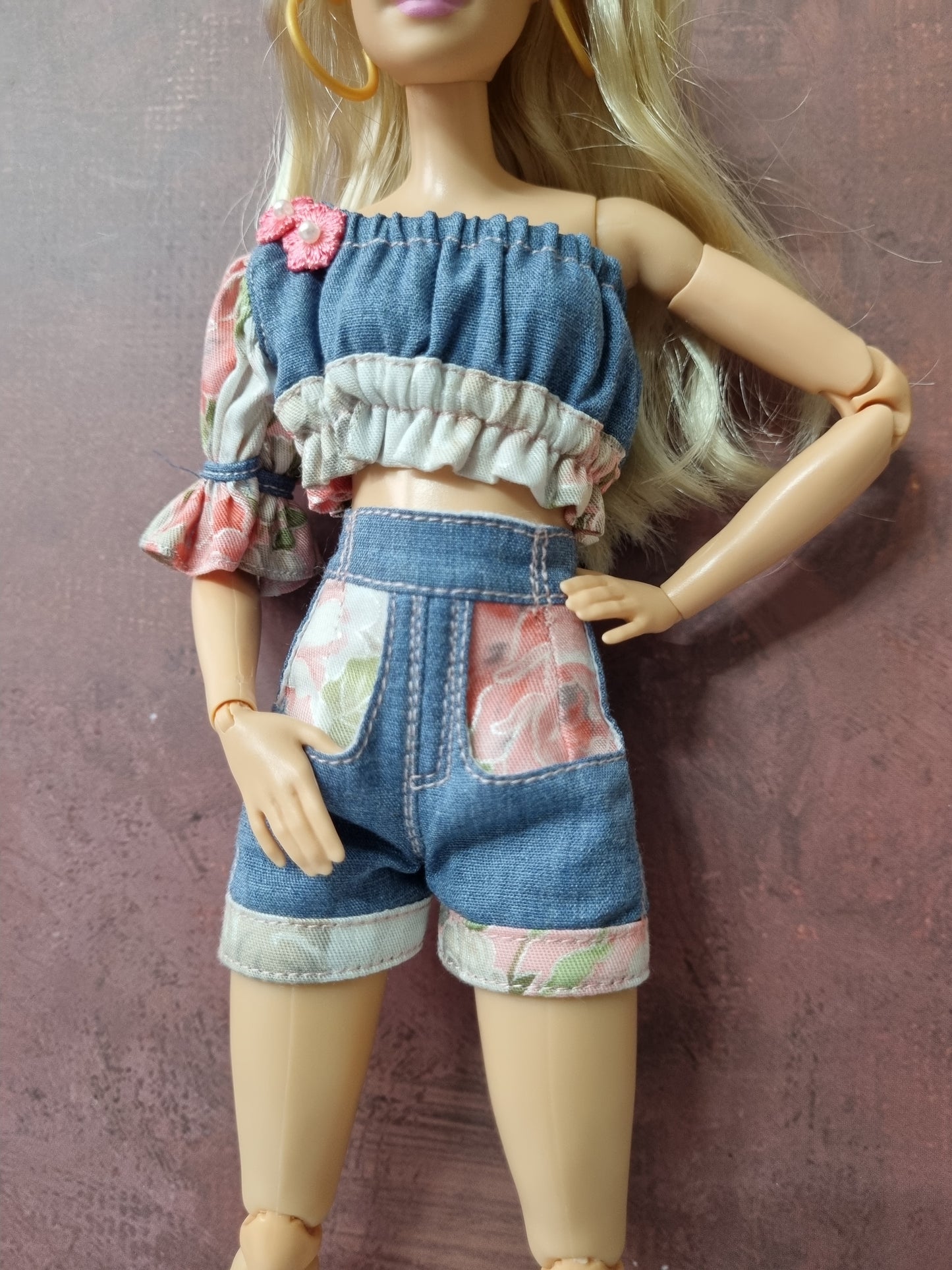 Clothes , Short for Barbie doll.