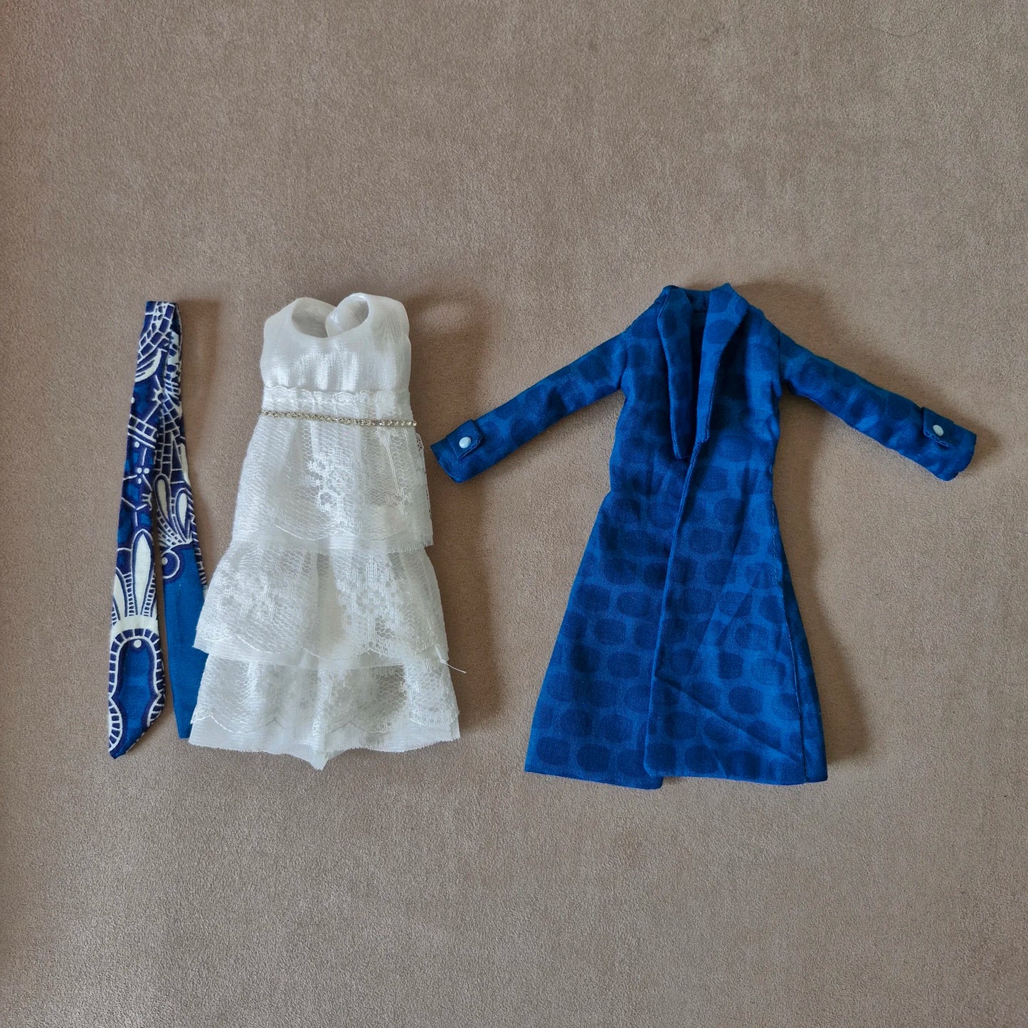 Outfit Long blue trench coat and white lace dress for Barbie doll