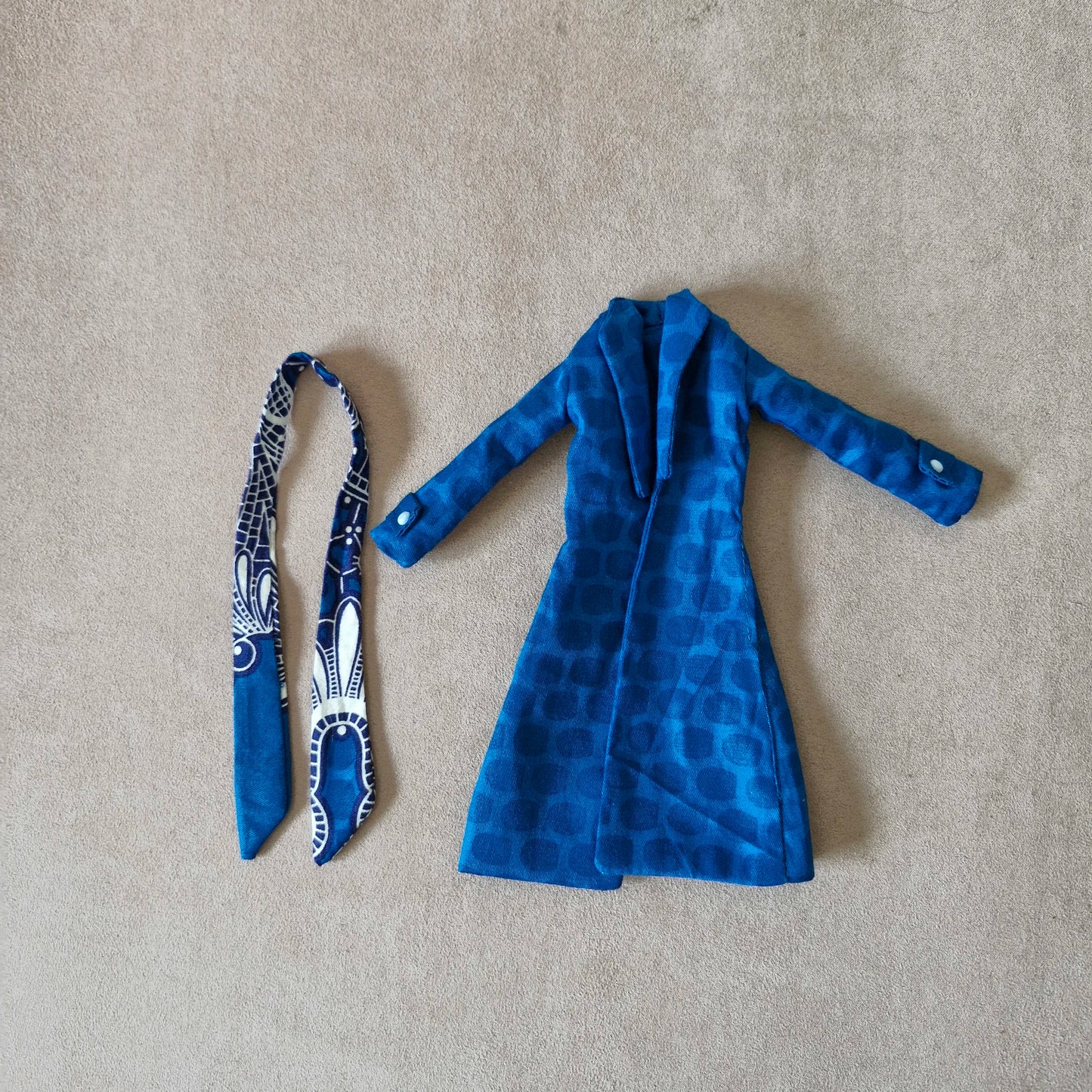 Outfit Long blue trench coat and white lace dress for Barbie doll