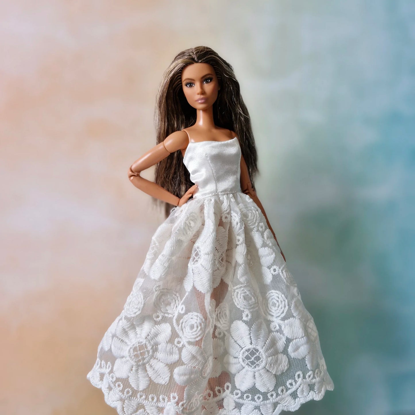 barbie white dress Vintage 1983 Crystal #4598 Shiny Iridescent Ruffle & Doll This white pretty features a silky satin material White strapless lace dress for