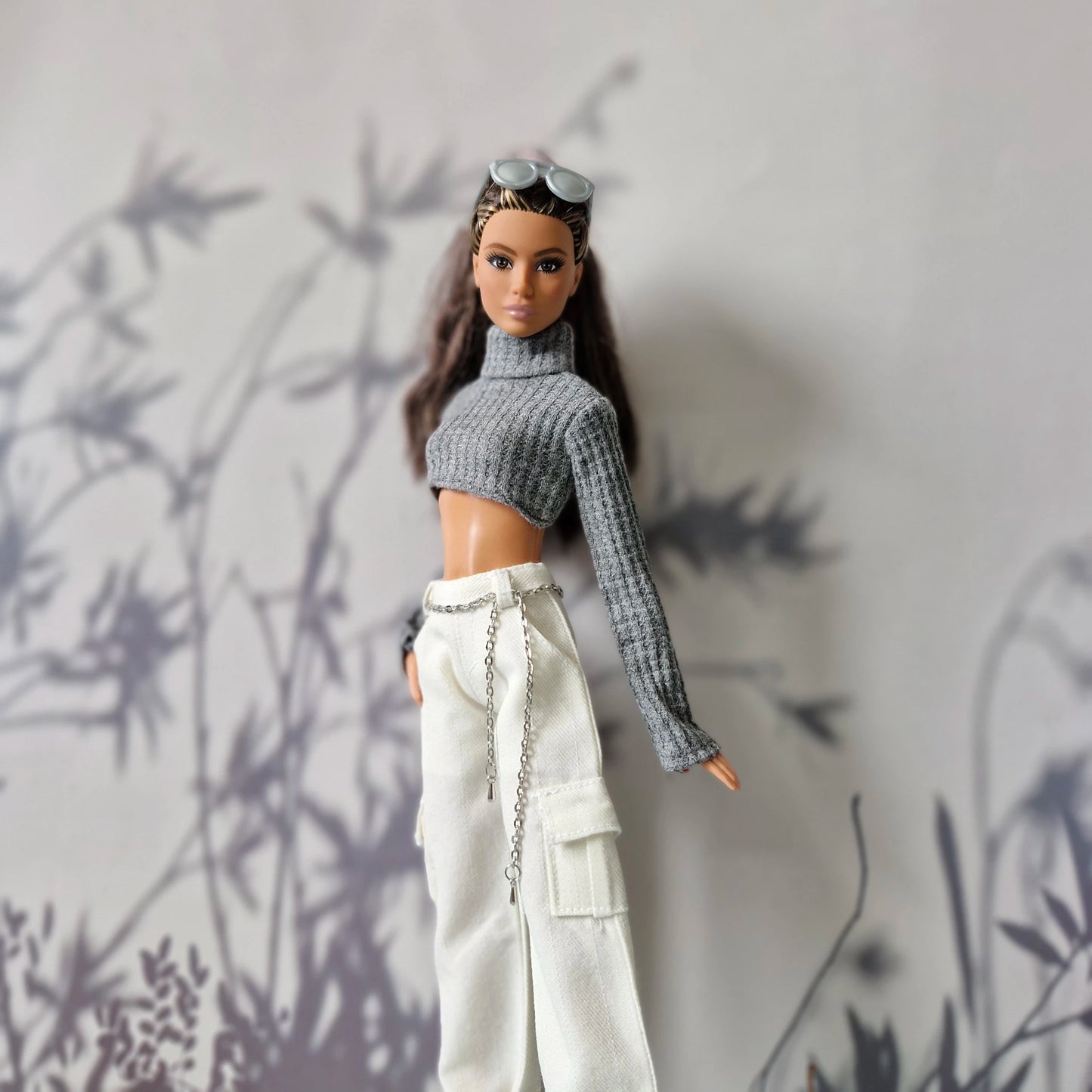barbie-streetwear-grey-turtleneck-outfit-02.webp