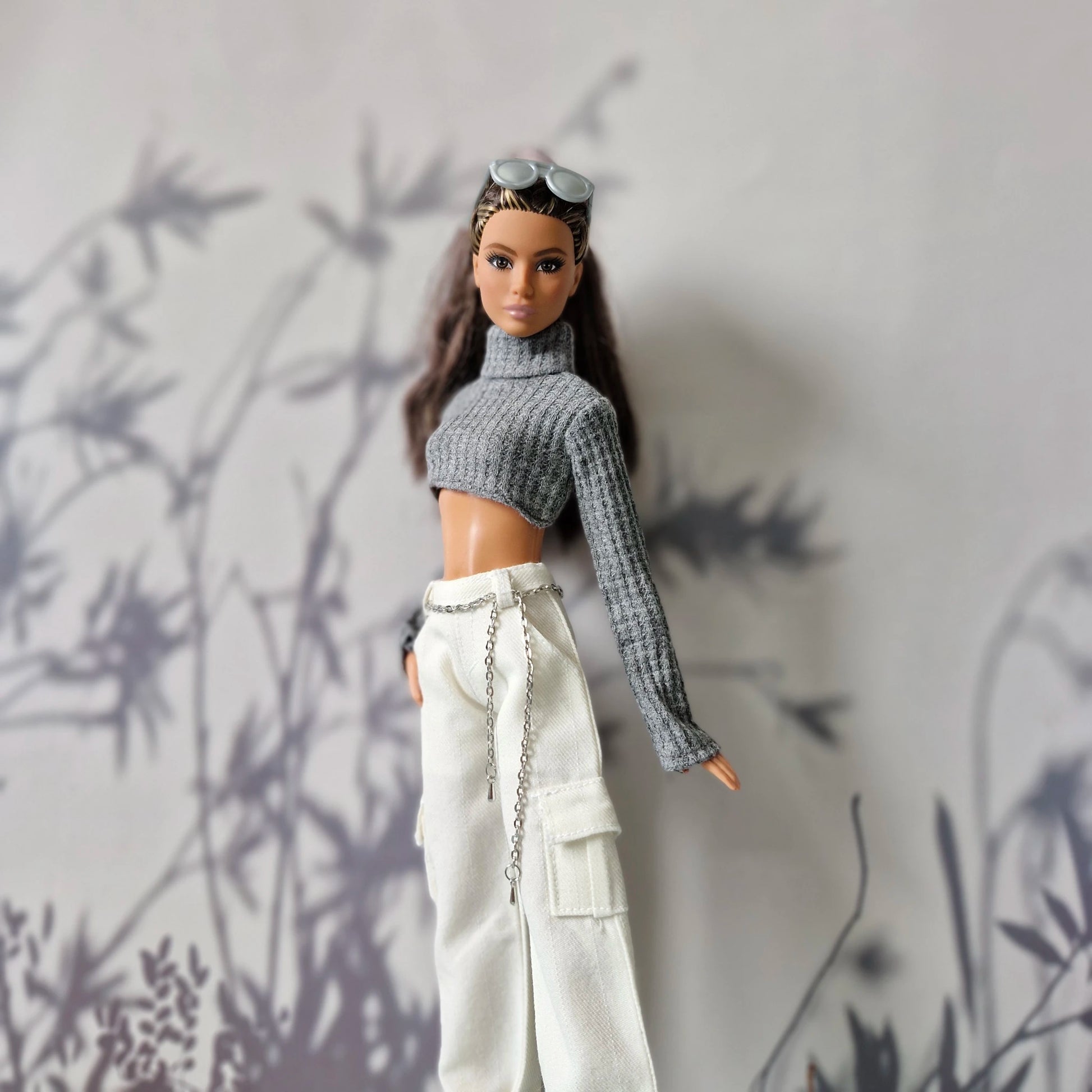 barbie-streetwear-grey-turtleneck-outfit-02.webp