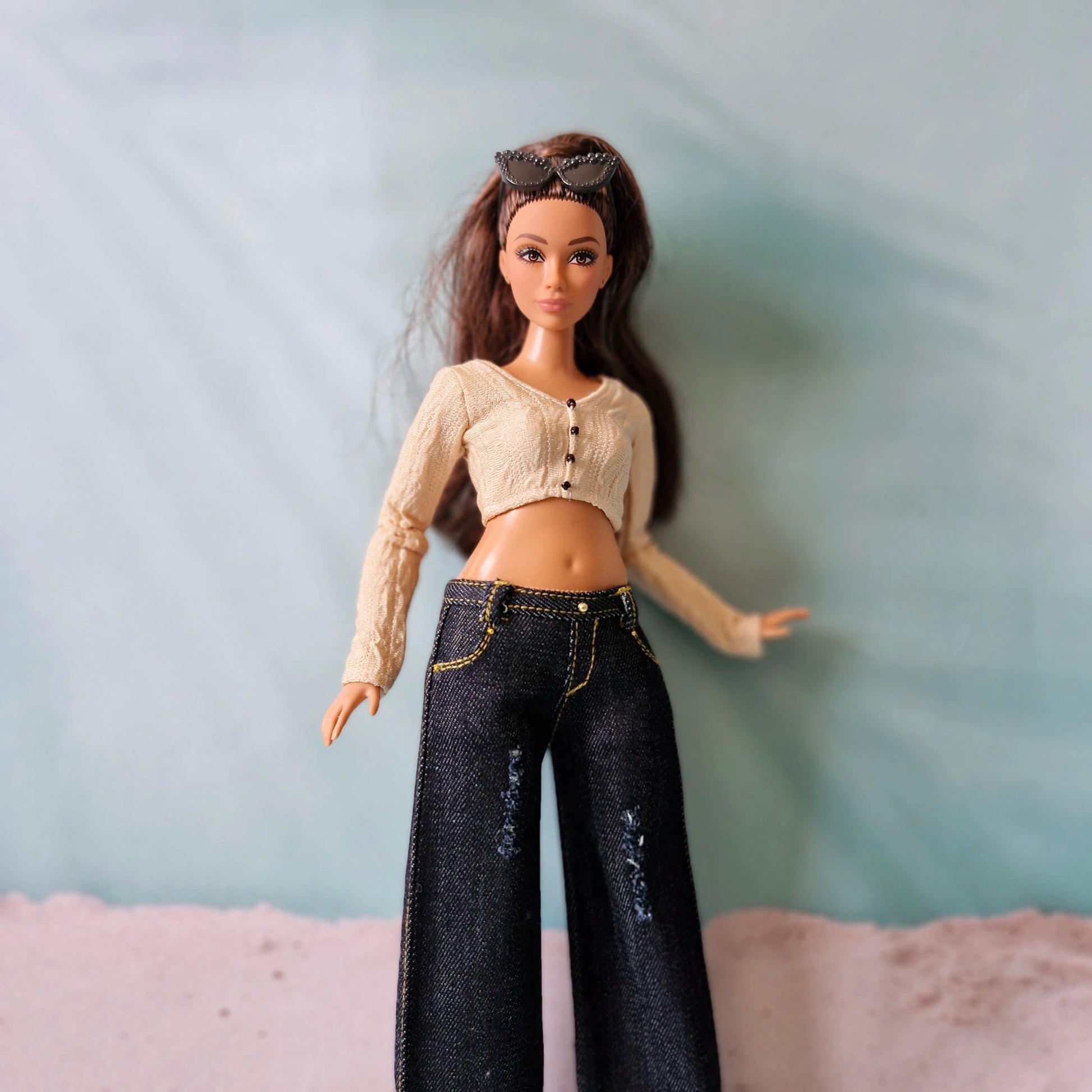 Curvy doll streetwear outfit featuring dark jeans with ripped details and cream top