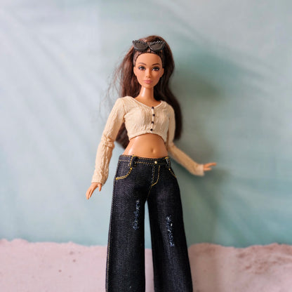 Curvy doll streetwear outfit featuring dark jeans with ripped details and cream top