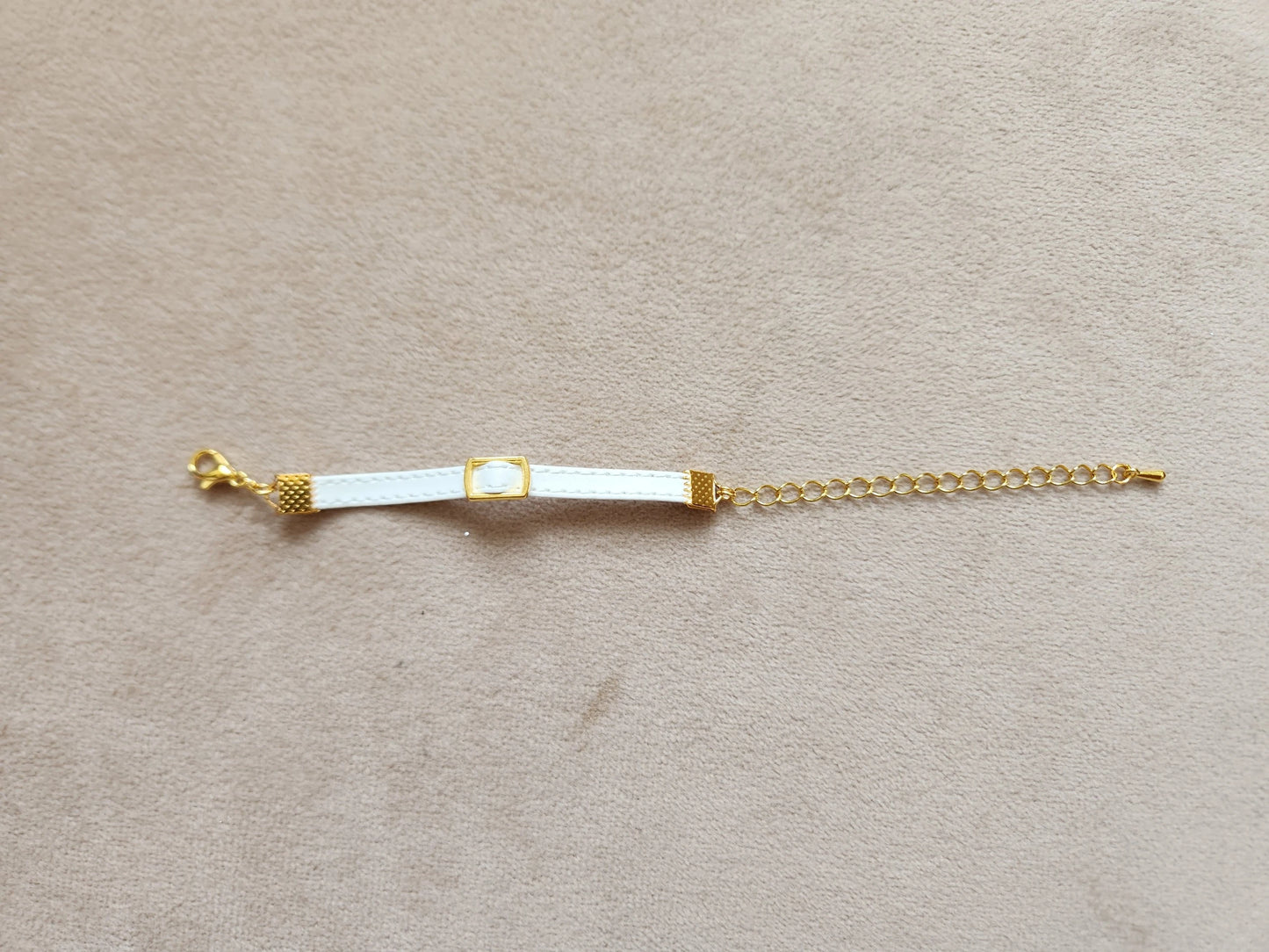 white belt for barbie doll with sliver buckle and sliver chain
