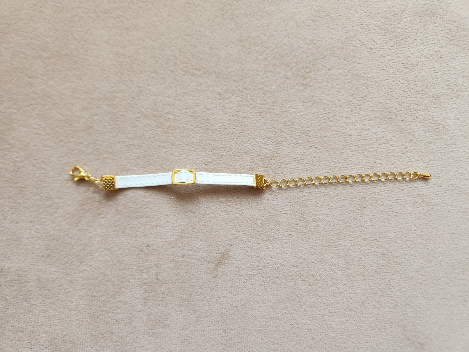 white belt for barbie doll with sliver buckle and sliver chain
